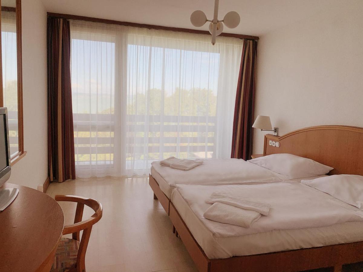 Riviera Park Hotel Balatonföldvár エクステリア 写真